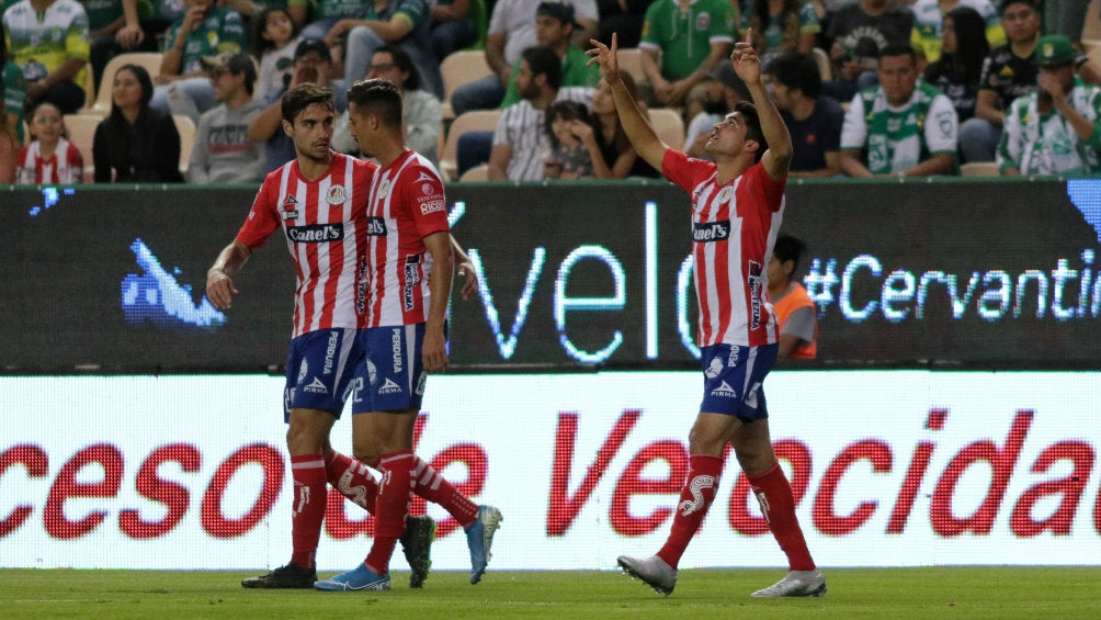 Jugadores de San Luis festejan un gol contra León