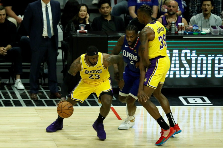 James Lebron en partido de los Lakers