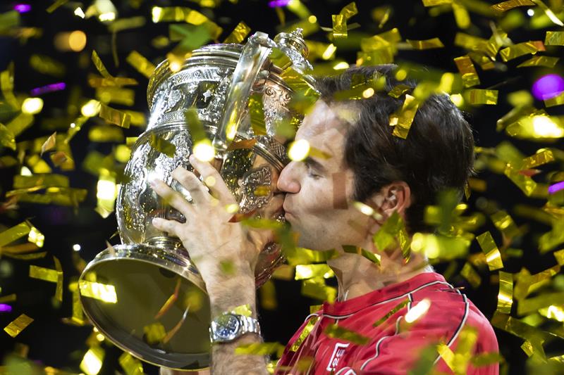 Roger Federer besa el trofeo del Abierto de Basilea