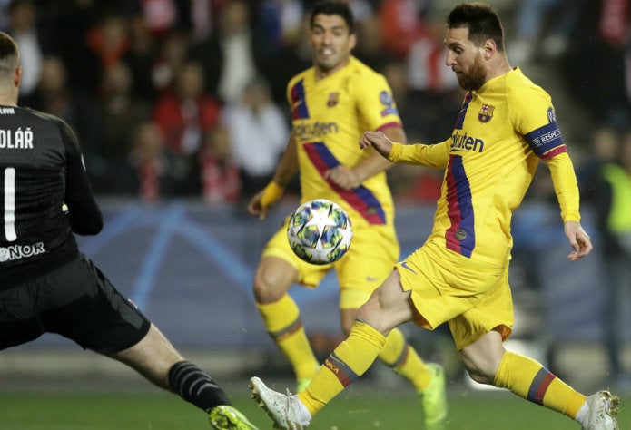 Messi a punto del gol con Barcelona