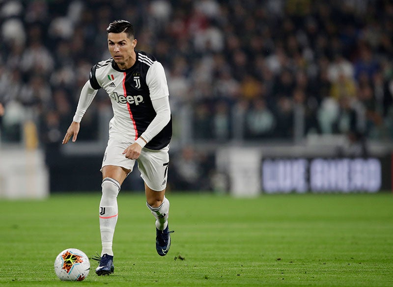 Cristiano Ronaldo conduce el balón en un partido de la Juventus