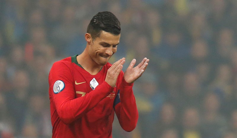 Cristiano Ronaldo aplaude en un duelo de Portugal