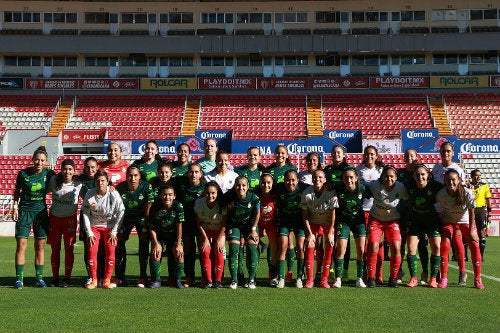 Jugadoras de Necaxa y Santos antes del partido