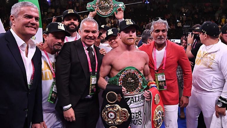 Canelo Álvarez posa con todos sus títulos mundiales 