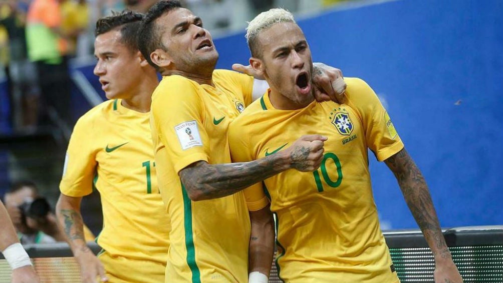 Dani Alves y Neymar festejando un gol de Brasil 