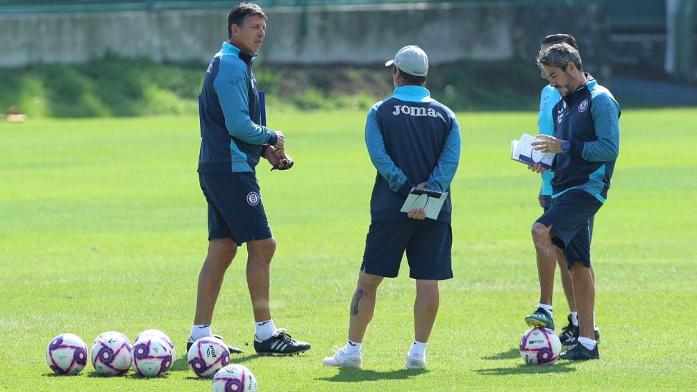 Siboldi y su cuerpo técnico en la práctica de hoy 