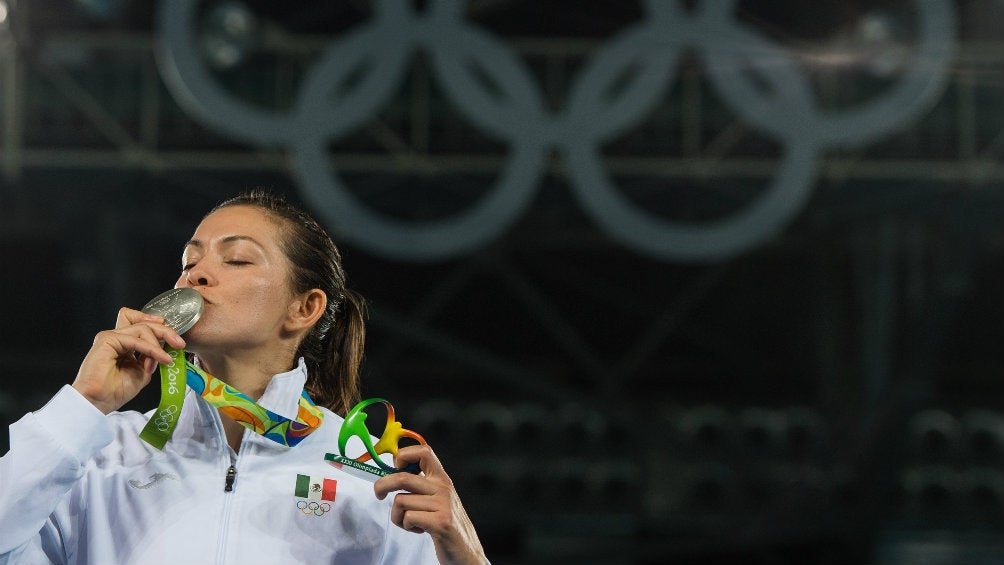 María del Rosario Espinoza con su medalla olímpica en Río 2016