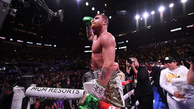 Canelo Álvarez celebra su triunfo tras una pelea