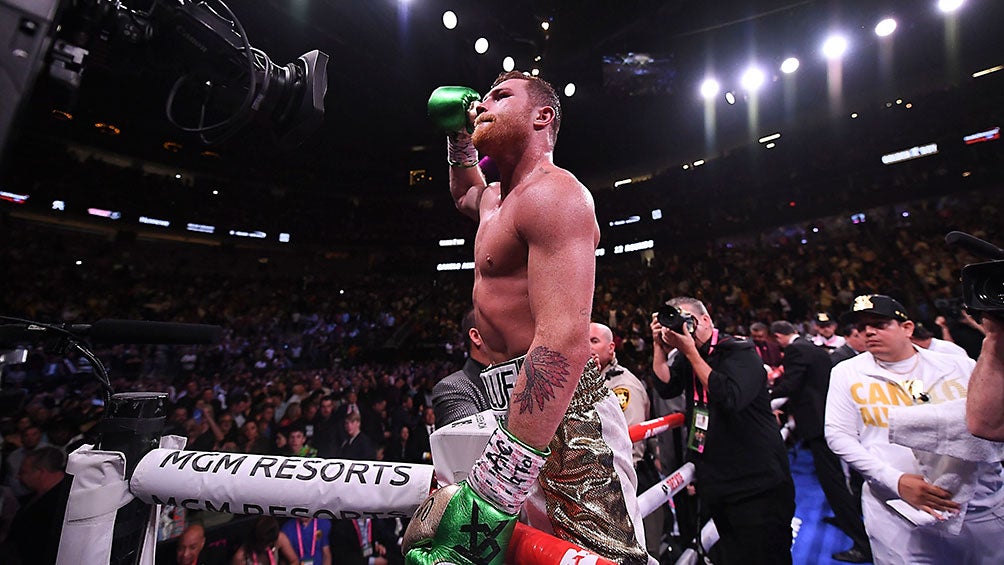 Canelo Álvarez celebra su triunfo tras una pelea