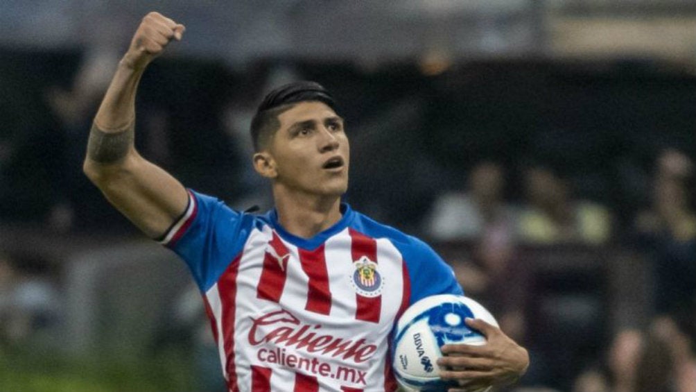 Alan Pulido festeja un gol con las Chivas en el A2019