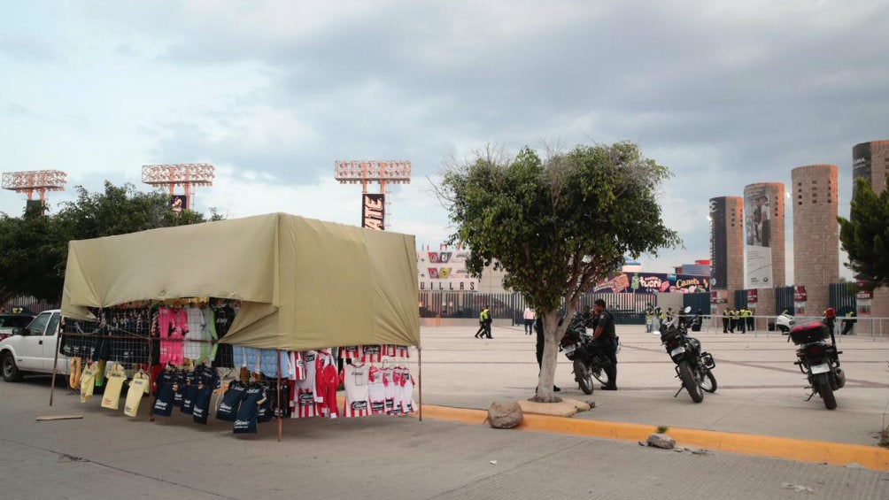 Un solitario puesto a las afueras del Alfonso Lastras