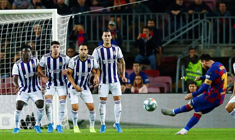 Messi cobra una falta de tiro libre directo frente al Valladolid