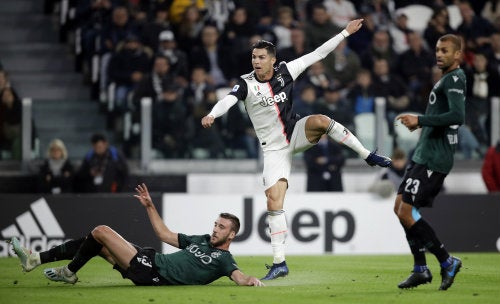 Cristiano Ronaldo anota un gol con la Juventus