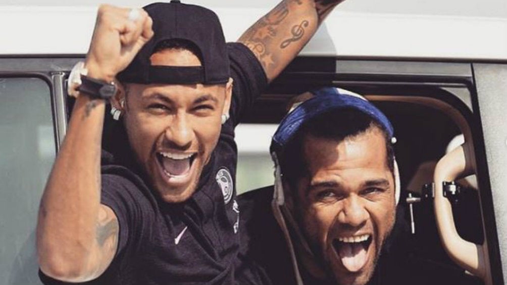 Neymar y Alves festejando un título con PSG 