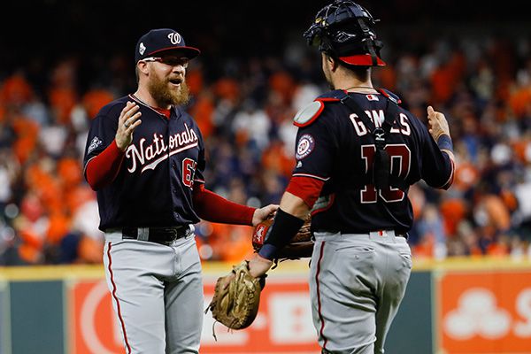  Sean Doolittle festeja con Yan Gomes tras la victoria