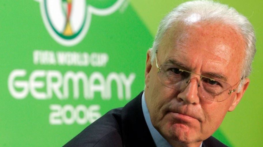 Beckenbauer atiende los medios en una conferencia de prensa