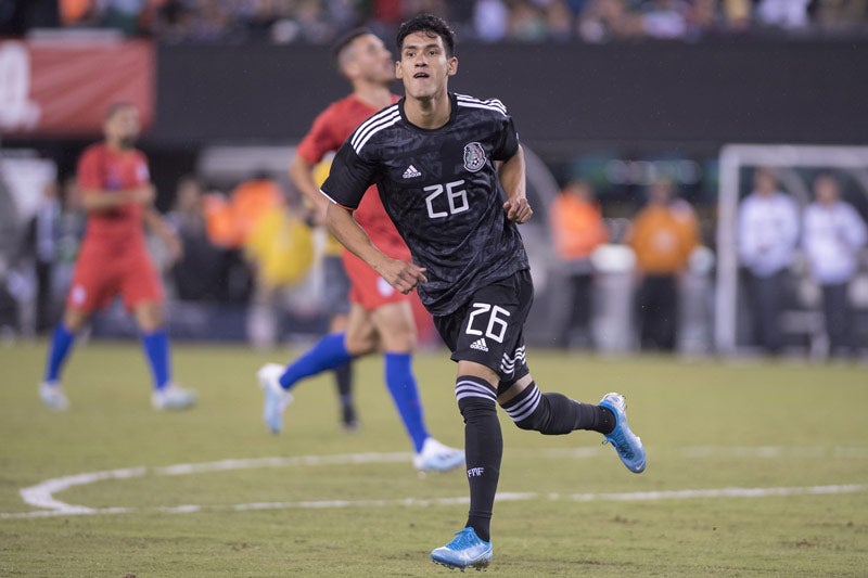 Antuna festeja un gol con la Selección Mexicana 