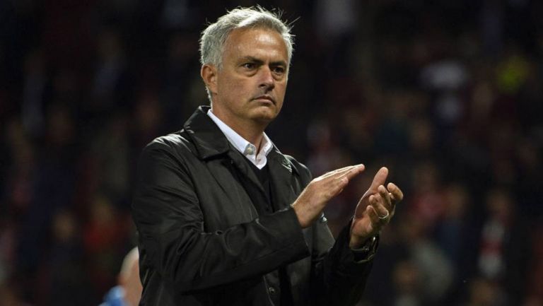 Mourinho aplaude previo a un duelo en Inglaterra