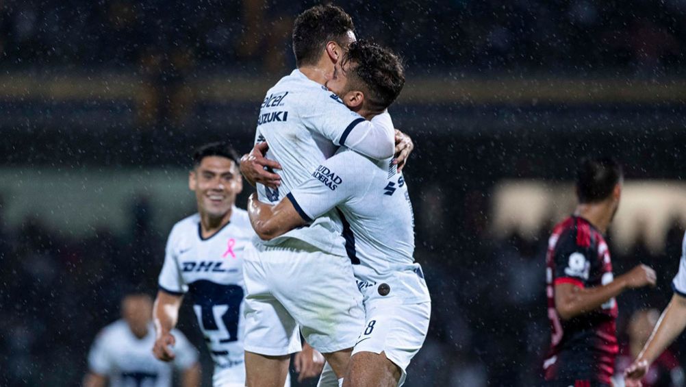 Jugadores de Pumas festejan uno de los goles