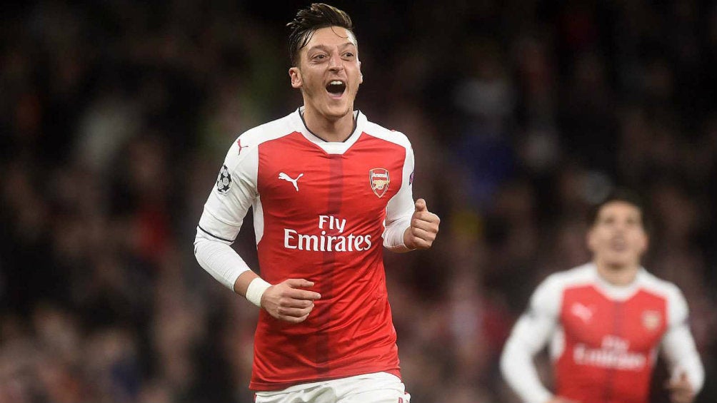 Özil celebra un gol con el Arsenal