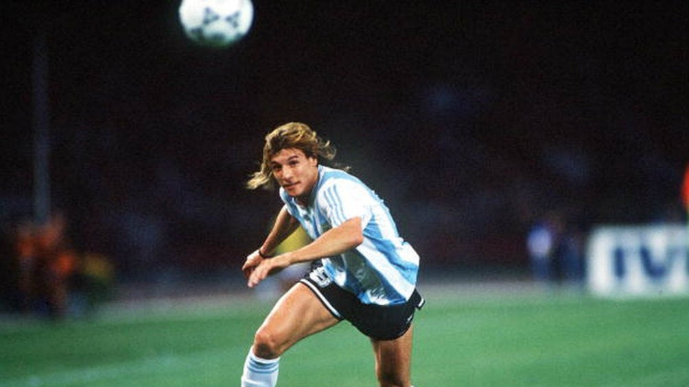 Claudio Caniggia lucha por la redonda en duelo con Argentina