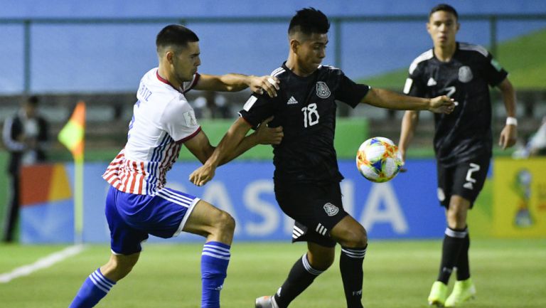 Rolando Ortiz y Efrain Alvarez, luchan por la esférica