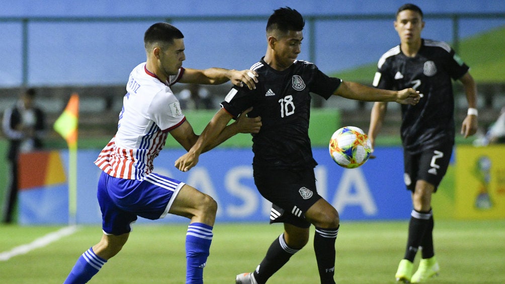 Rolando Ortiz y Efrain Alvarez, luchan por la esférica