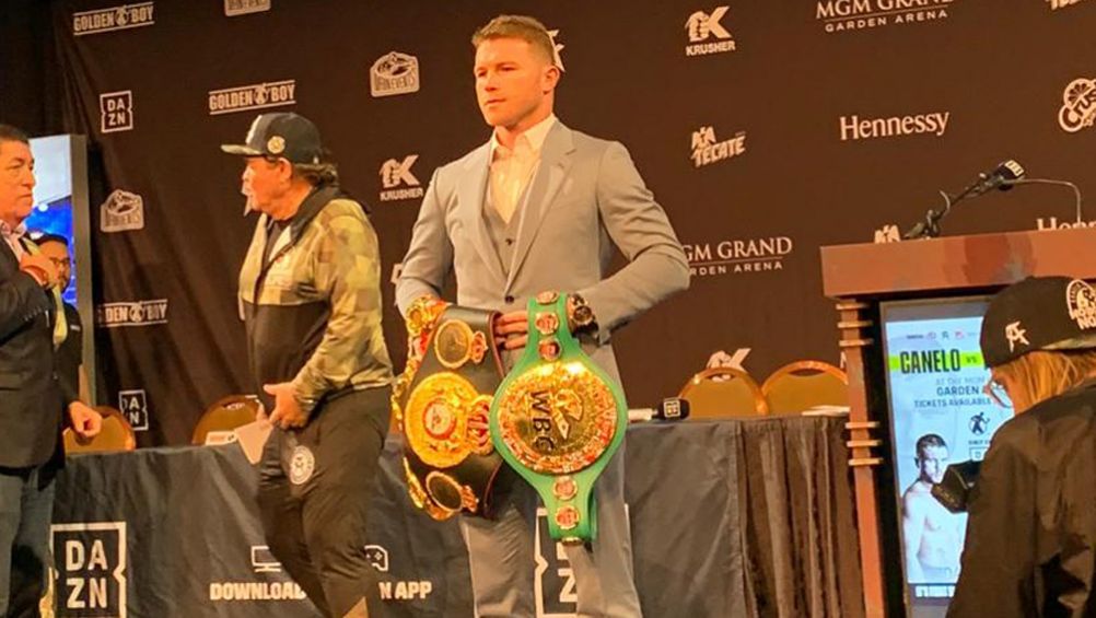 Canelo Álvarez posa para las cámaras en Las Vegas