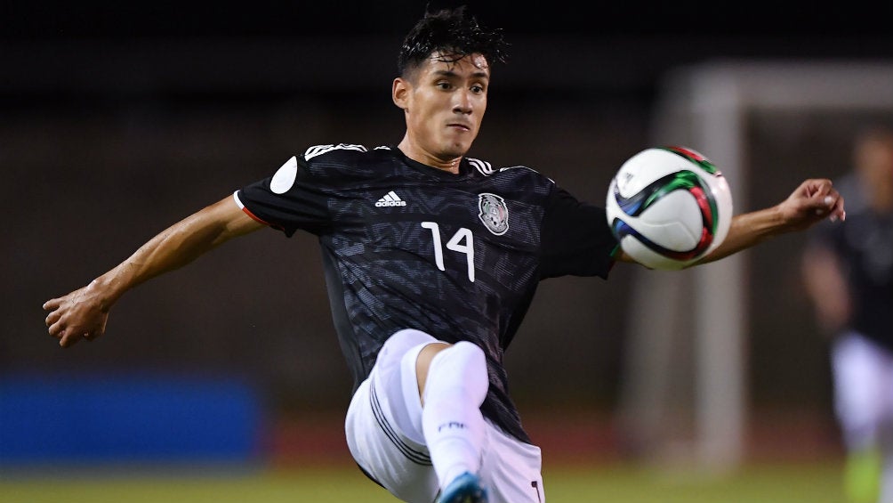 Uriel Antuna jugando con la Selección Mexicana