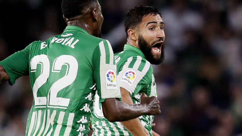 Jugadores de Betis festejan una anotación sobre el Celta