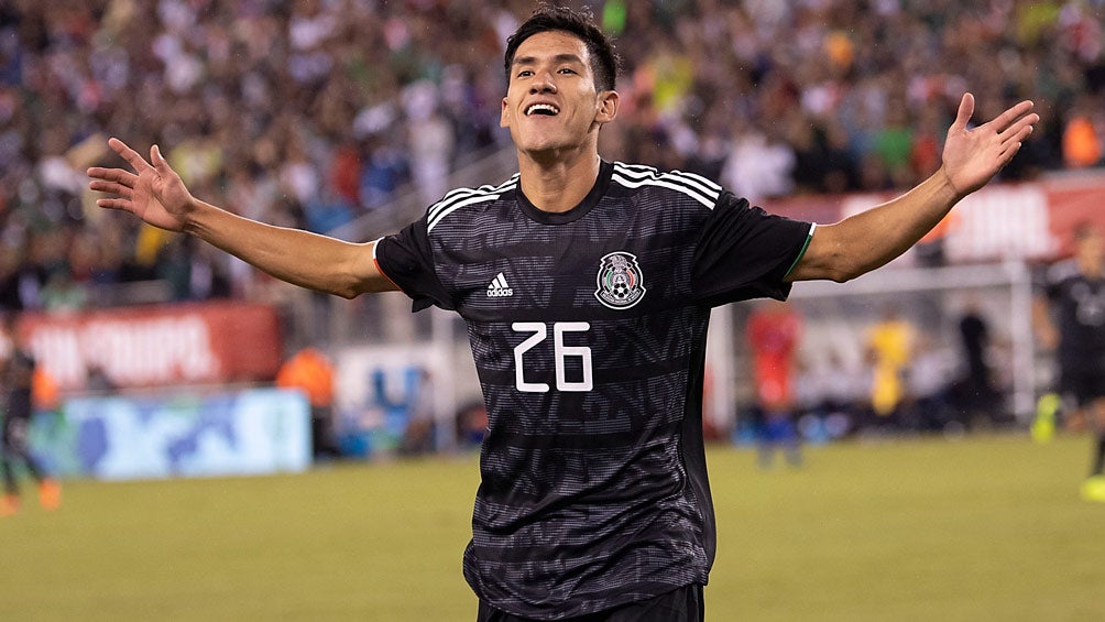 Uriel Antuna celebra una anotación con el Tricolor 