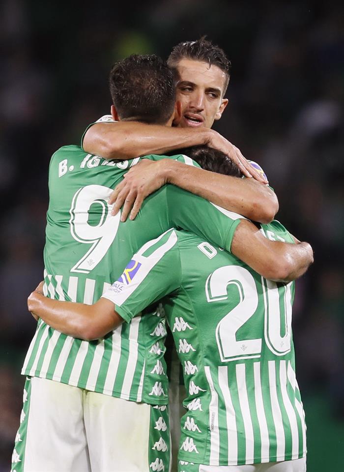 Lainez celebra con sus compañeros una anotación del Betis