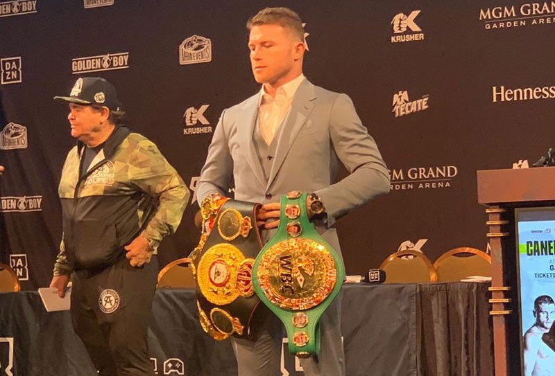 Canelo posa con sus cinturones de campeón mundial 