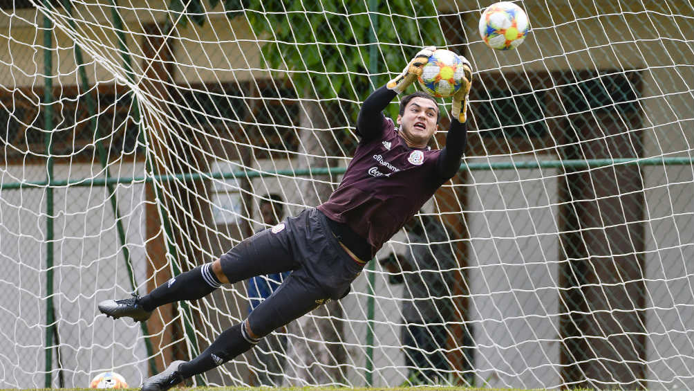 Eduardo García se lanza durante un entrenamiento