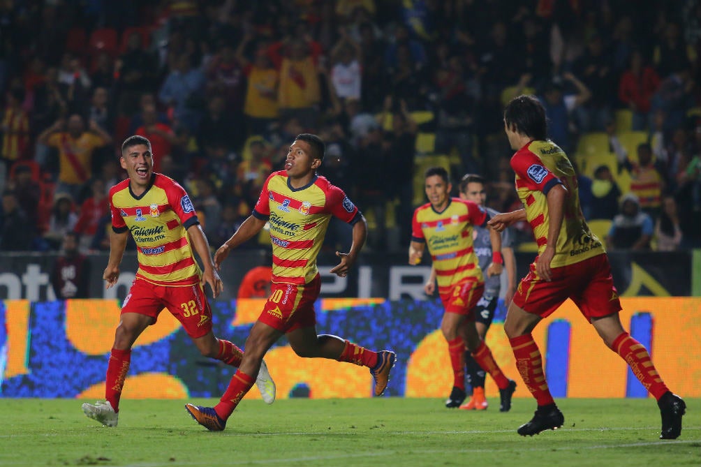 Flores festeja un gol con sus compañeros