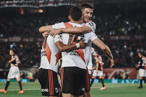 Jugadores de River Plate festejan un gol