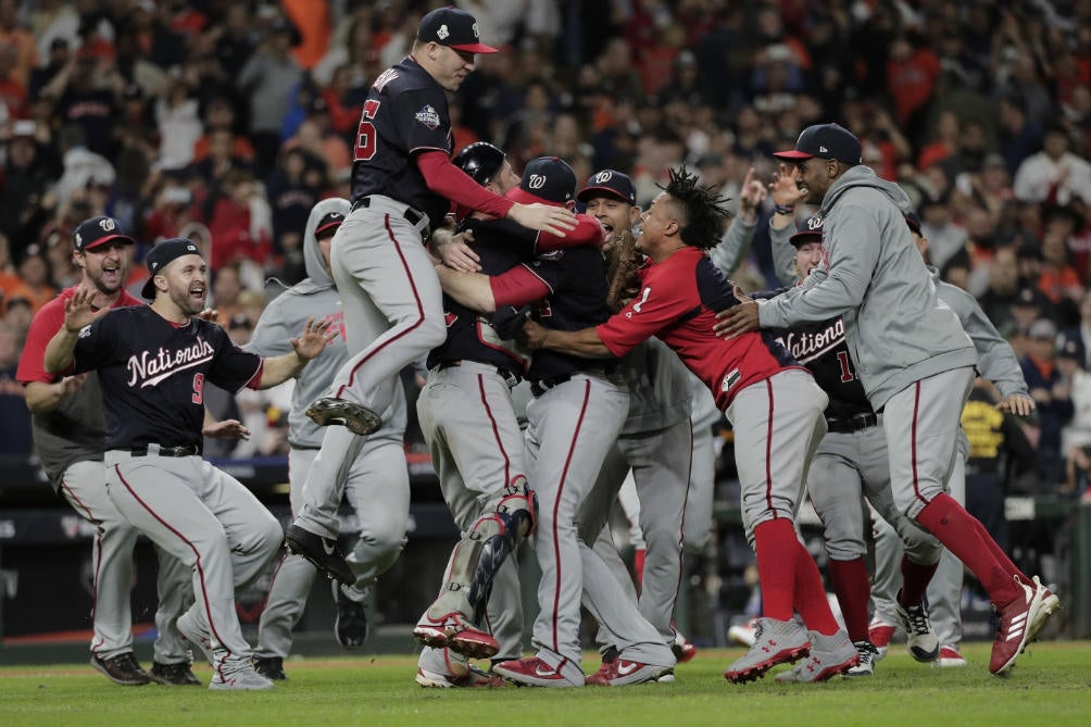 Los peloteros de Washington celebraron el triunfo sobre los Astros