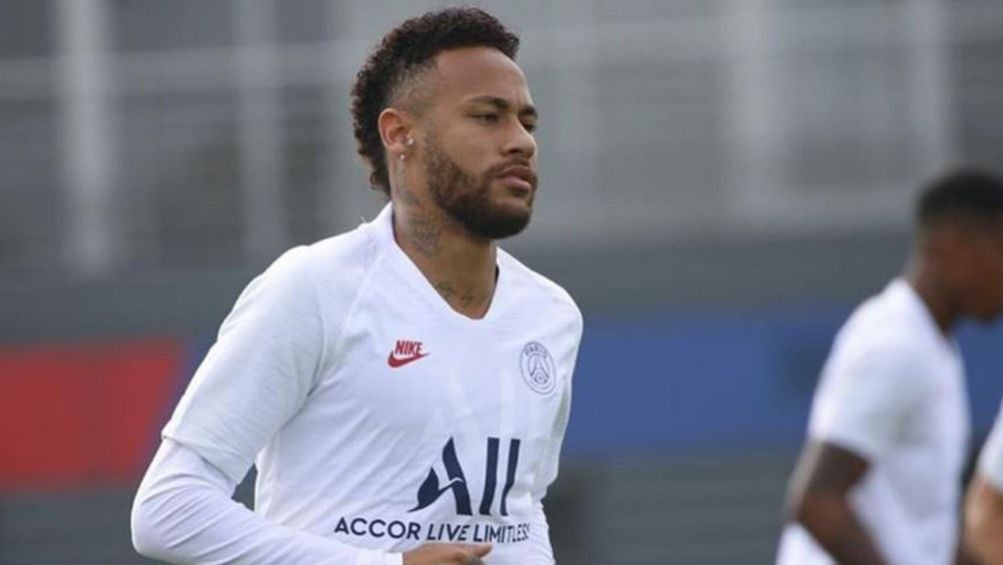 Neymar en un entrenamiento con el PSG