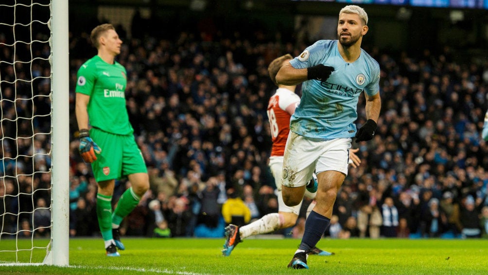 Sergio Agüero festeja un gol con el City