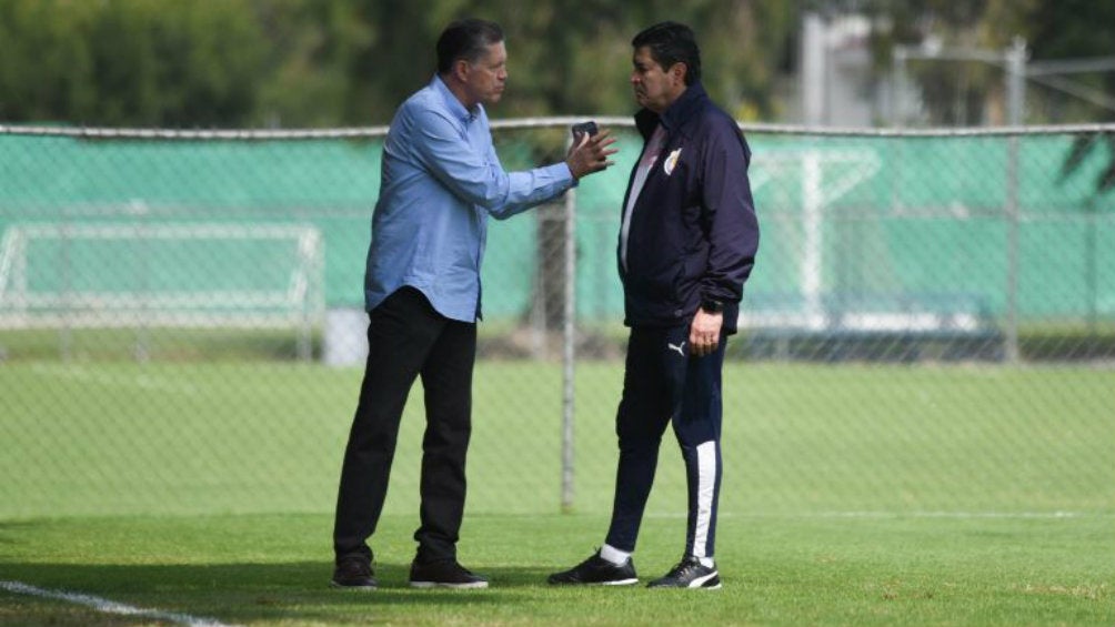 Ricardo Peláez y Luis Fernando Tena hablando en entrenamiento