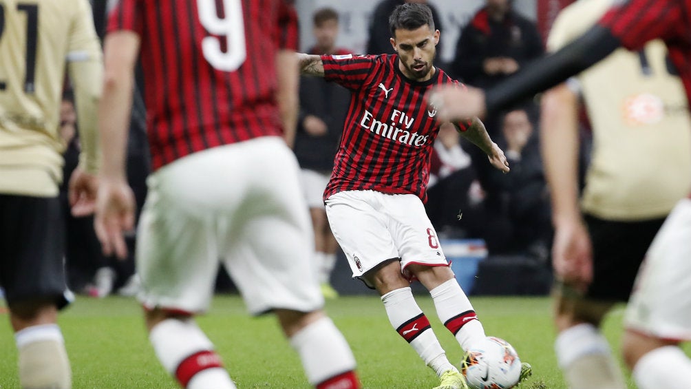 Suso cobrando un tiro libre con Milan