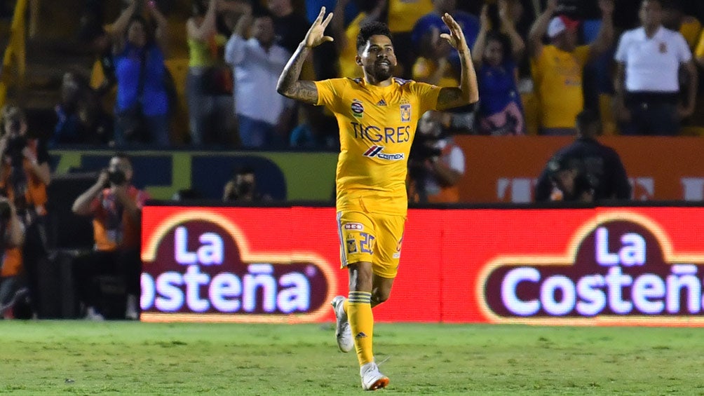 Javier Aquino celebra una anotación con Tigres 