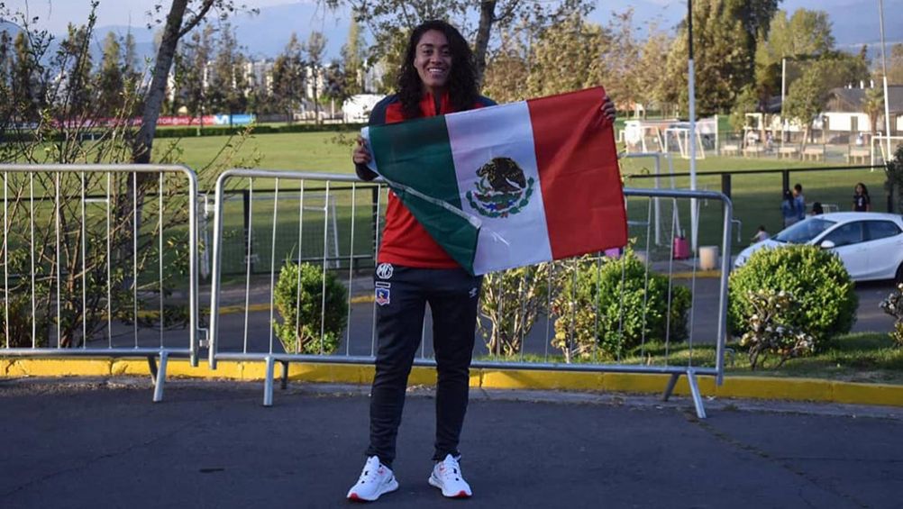 Perla Morones, con la bandera de México