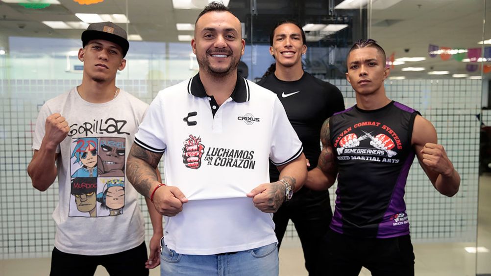 Peleadores de CRIXUS MMA posa para la lente de RÉCORD