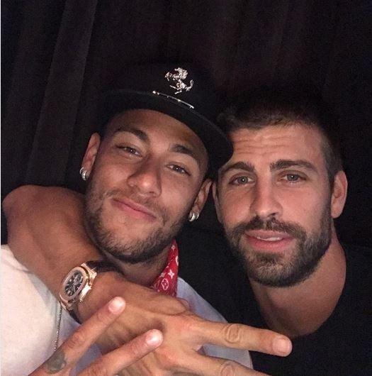 Neymar junto con Piqué