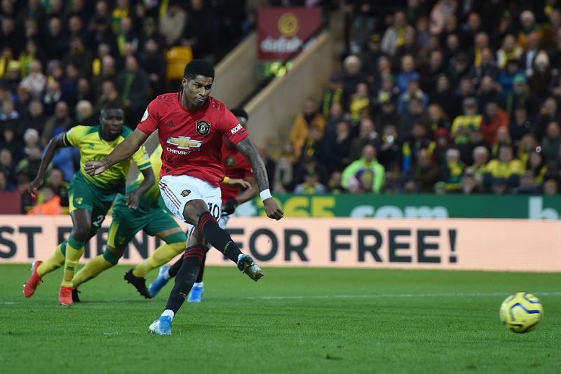 Rashford  golpea el balón