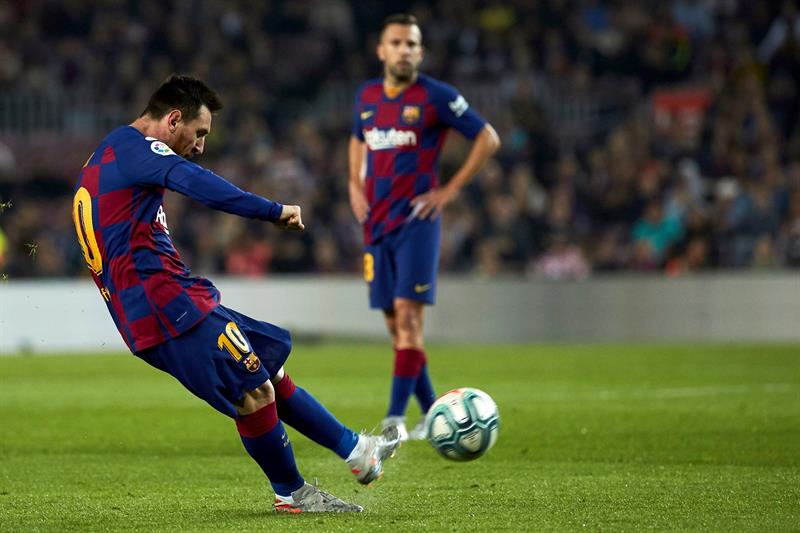 Leo Messi cobra un tiro libre con el Barcelona