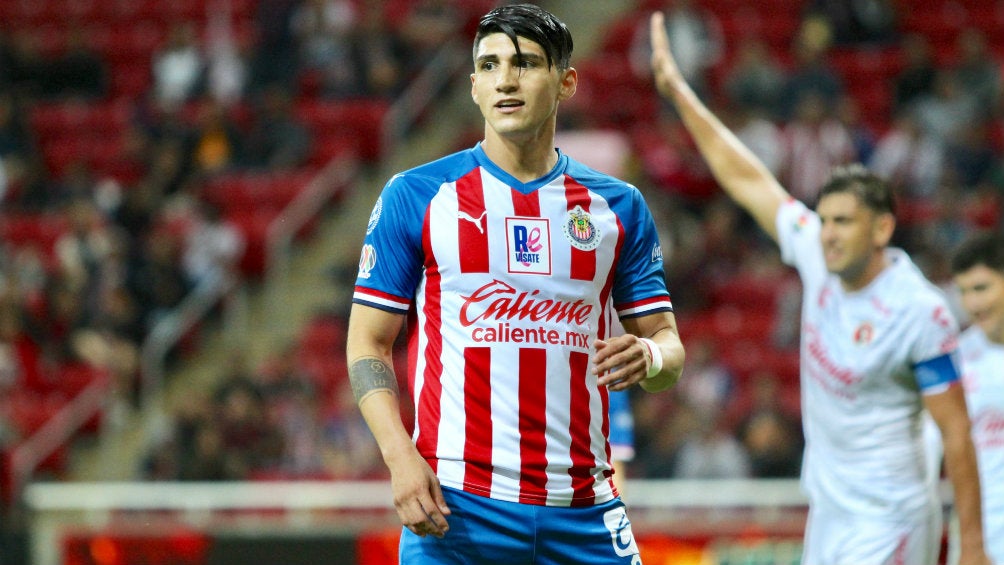 Alan Pulido en acción con Chivas