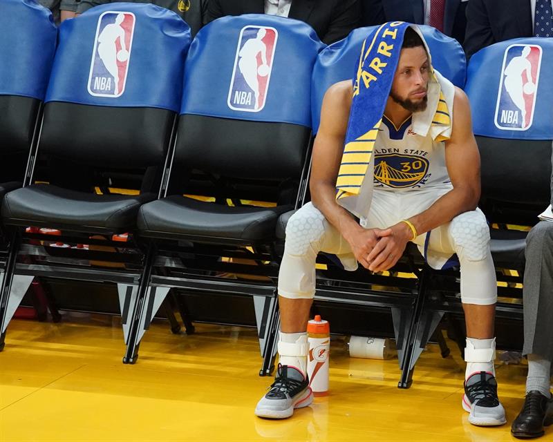 Curry en la banca de los Golden State Warriors