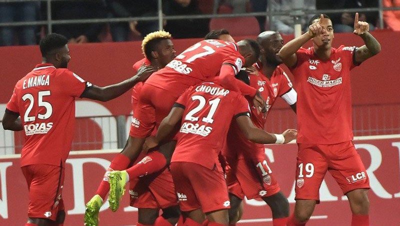 Jugadores del Dijon celebran la victoria contra el PSG 